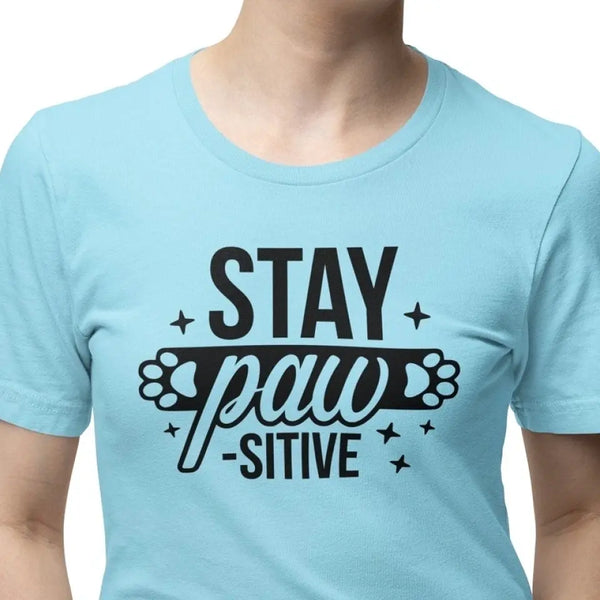 Stay Pawsitive - חולצה מקורית לאוהבי כלבים וחתולים - מתנה לאוהבי חיות