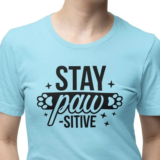 Stay Pawsitive - חולצה מקורית לאוהבי כלבים וחתולים - מתנה לאוהבי חיות